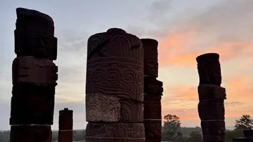 Amanecer sobre los Atlantes de la Zona Arqueológica de Tula.
