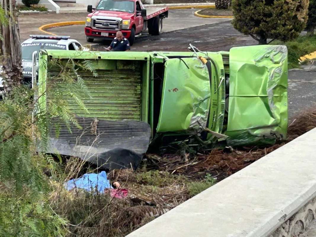 Camioneta vuelca sobre bulevar Colosio de Pachuca, hay una persona fallecida