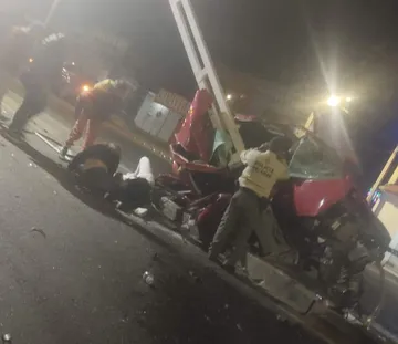 Hombre vuelca su auto en la México-Pachuca