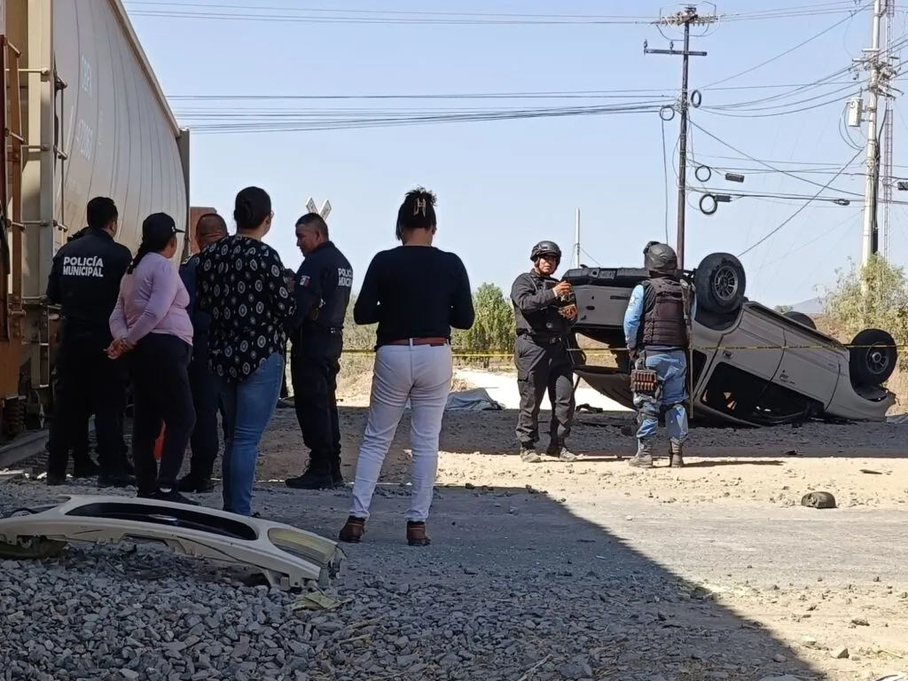 Tren embiste camioneta en Hidalgo: dos muertos y un herido