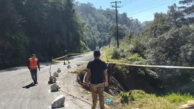 Derrumbe en carretera de Tenango de Doria tras lluvias.