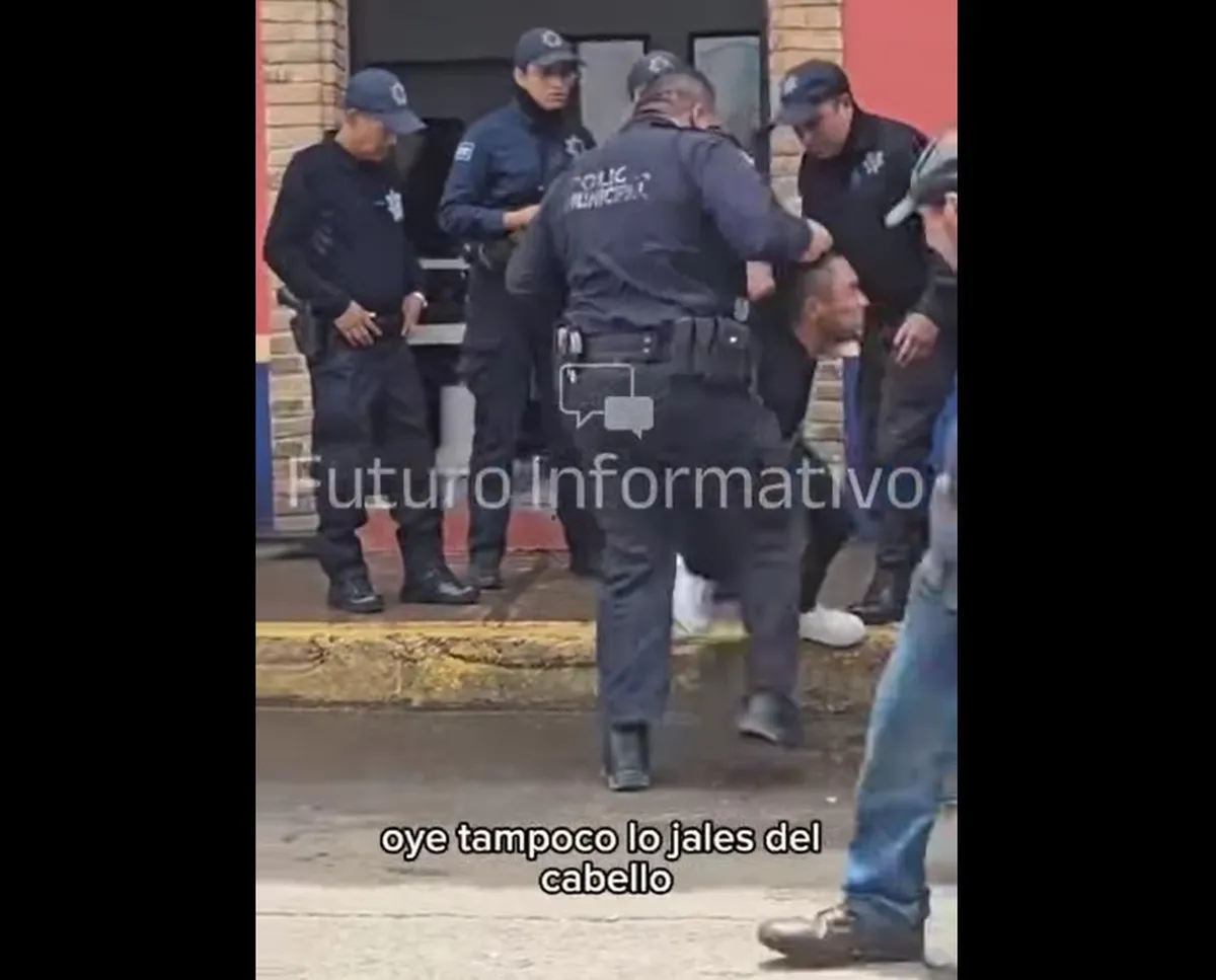 [VIDEO] Graban a policía arrastrando a un hombre y termina arrestando a quienes lo grabaron