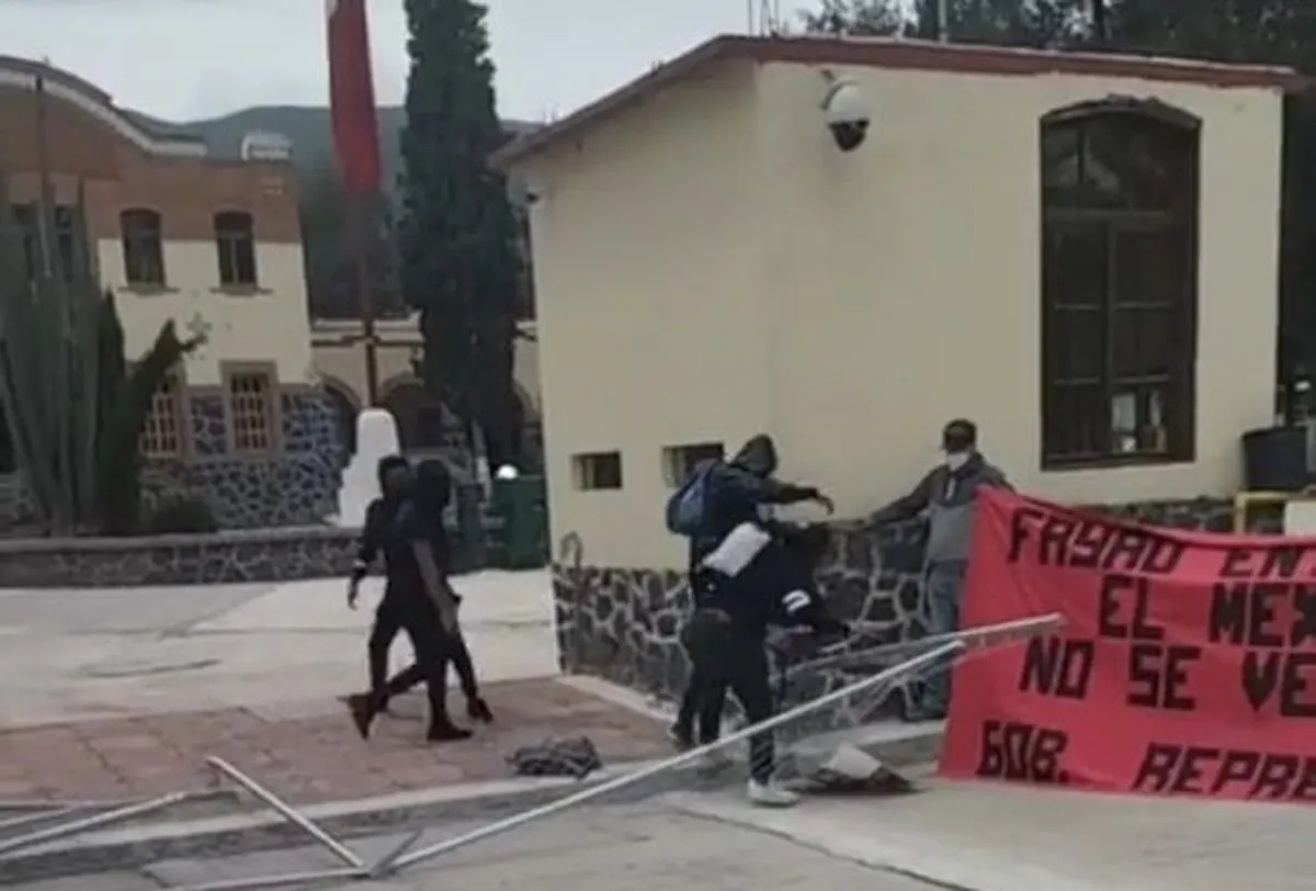 Manifestantes entran y vandalizan instalaciones de El Mexe