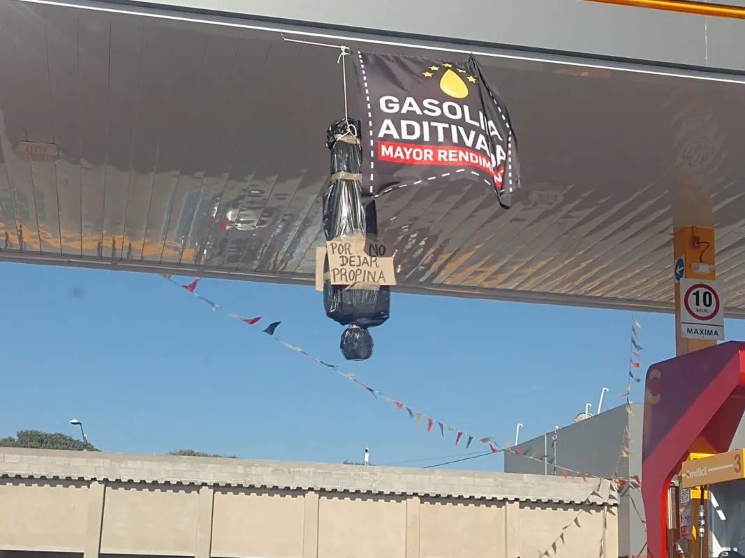 Comercios en Tula de Allende hacen apología del delito con “adornos” de Día de Muertos