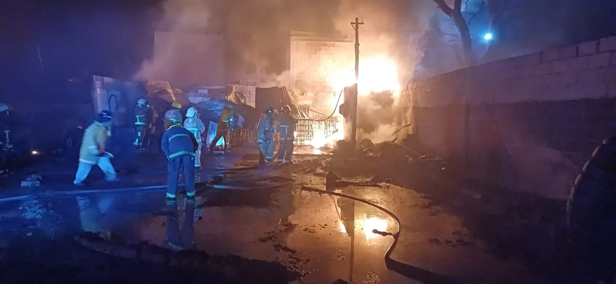 Explosión e incendio en Tepetitlán movilizan a cuerpos de emergencia