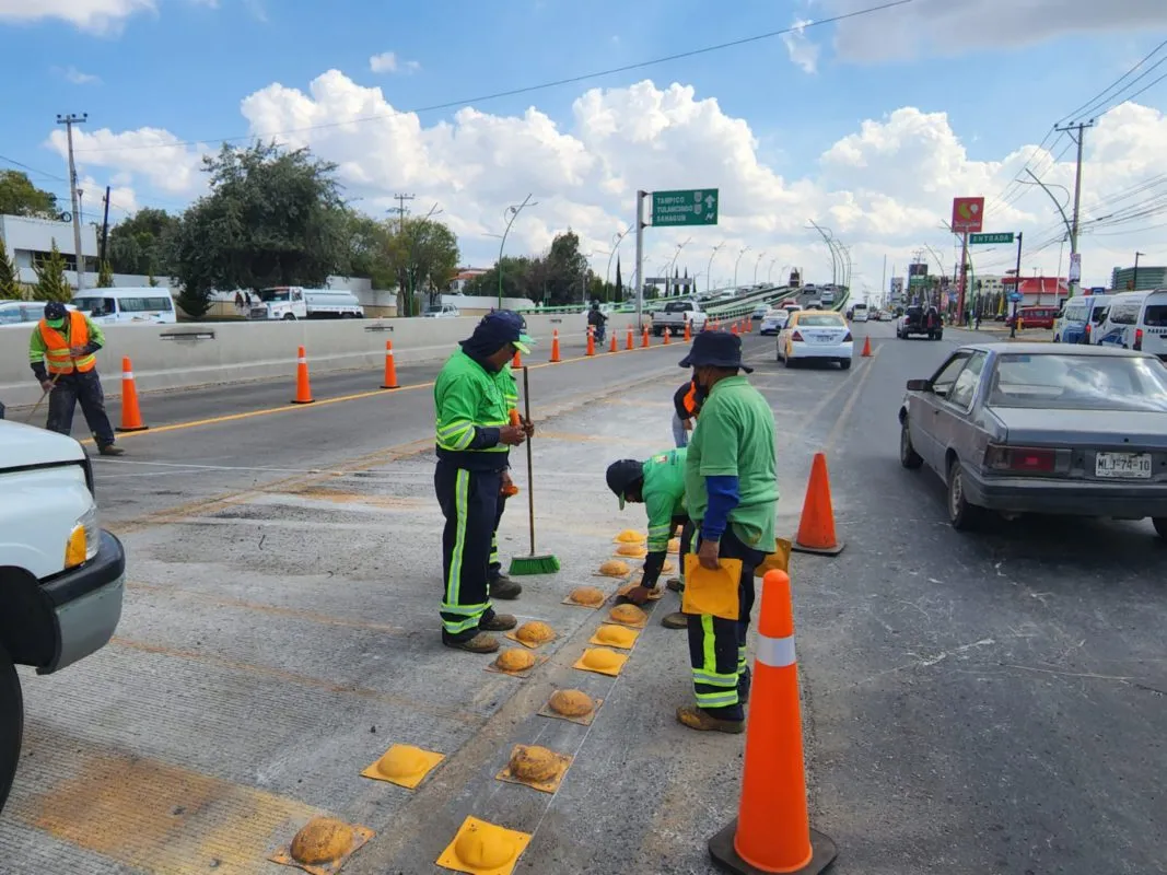Puente atirantado en Pachuca: ponen topes y señalética
