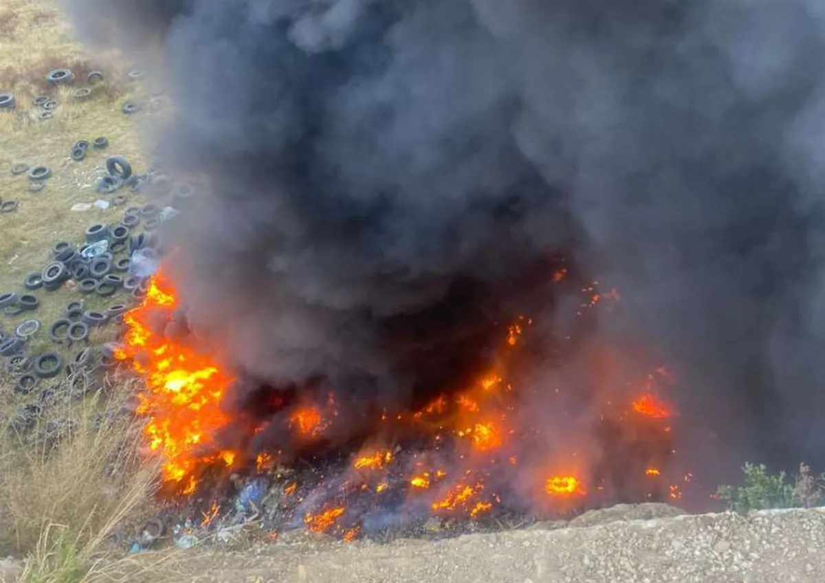 Queman más de 200 llantas y provocan fuerte contaminación en Tulancingo