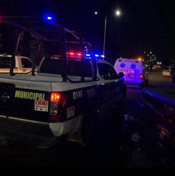 Elementos de emergencia atienden un accidente entre motocicletas en Tizayuca.
