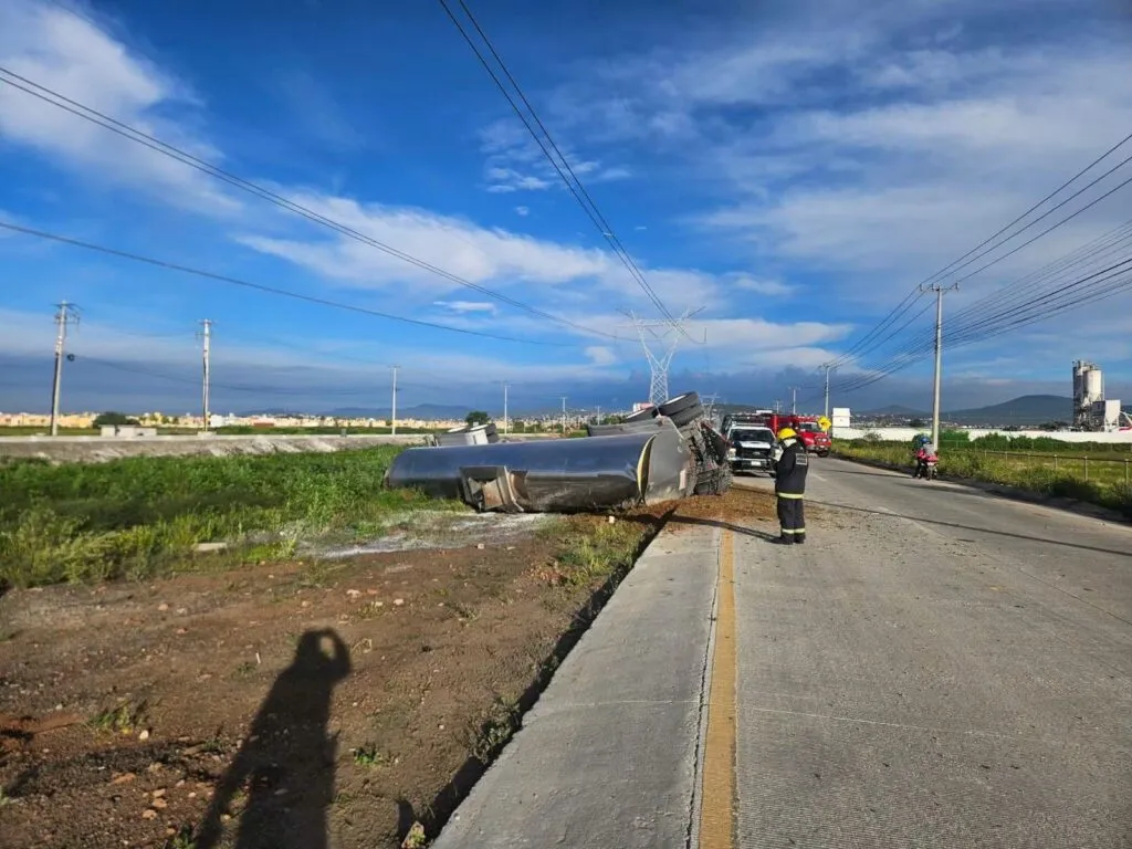 Caos vial por volcadura de pipa en ambos sentidos del bulevar Las Torres