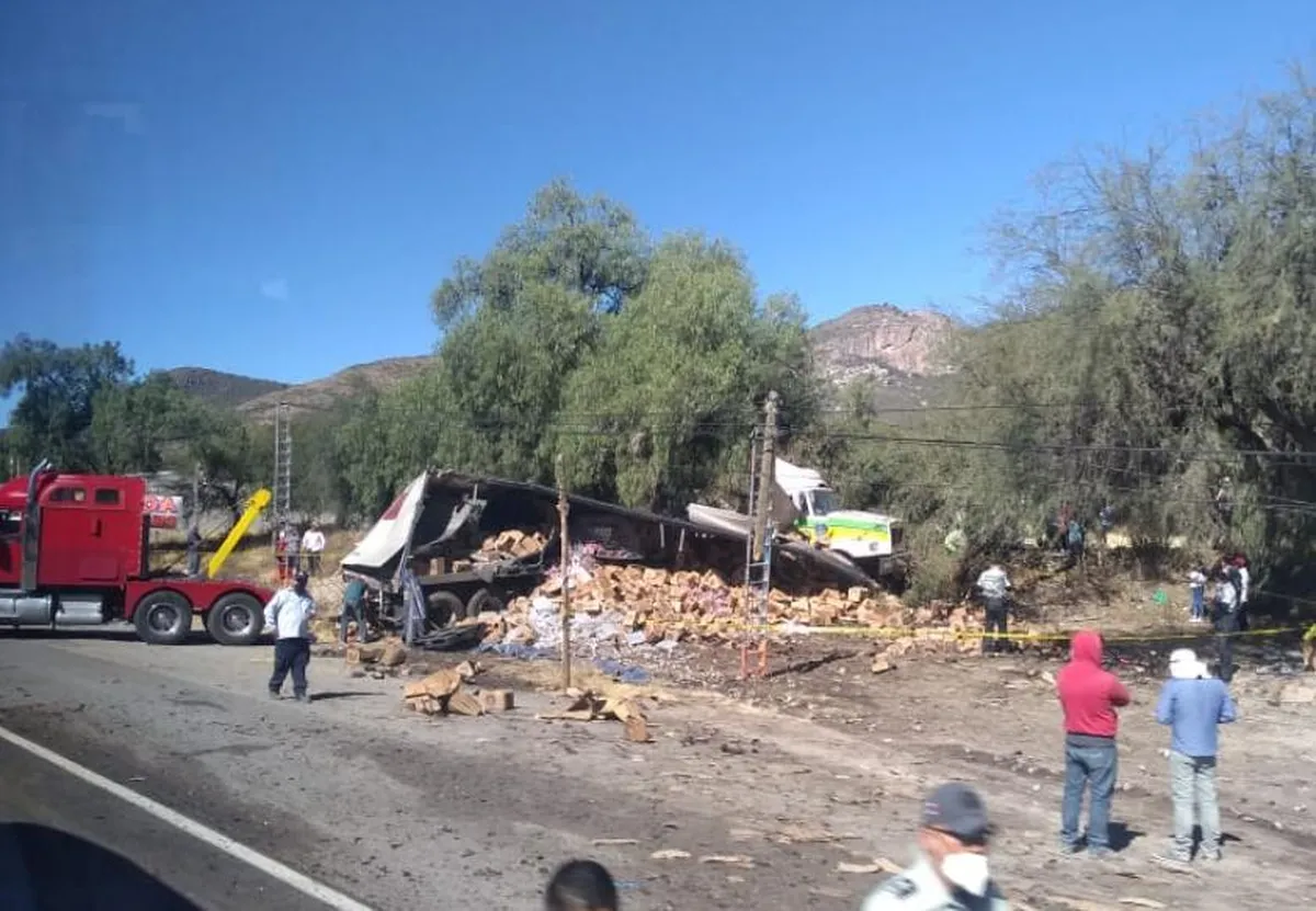 Vuelca tráiler que transportaba cerveza en Actopan