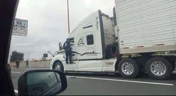 Autopista México-Pachuca: persecución de tráiler robado genera caos vial