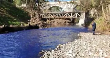 Río Tlautla se pinta de azul por contaminación