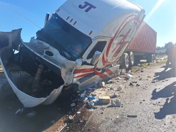 Autopista Arco Norte: tráiler se estrella contra muro de contención