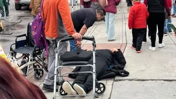 Mujer recibe atención frente al IMSS