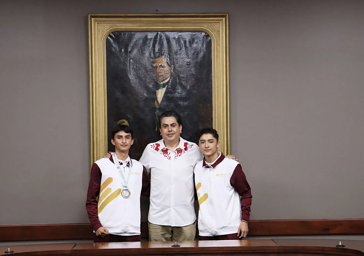 Osiris Leines reconoce a taekwondoines de Tulancingo antes de su participación en Bahréin