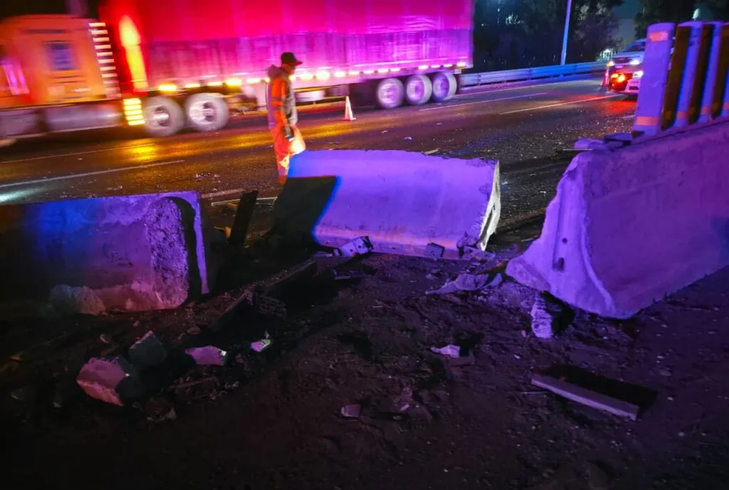 Autobús provoca accidente múltiple en la autopista México-Pachuca durante la madrugada