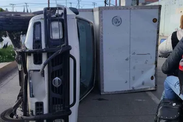 ¡Camioneta termina de cabeza y desata movilización en Tizayuca!