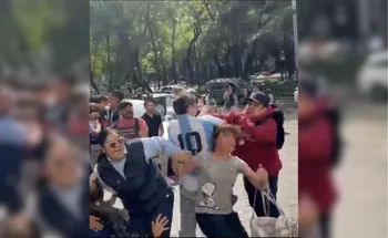 Del festejo al enfrentamiento. La victoria de España terminó con un altercado entre aficionados en Paseo de la Reforma.