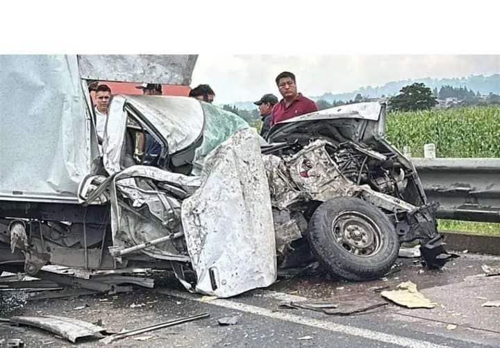Fuerte choque entre tráiler y camioneta sobre la México-Tuxpan