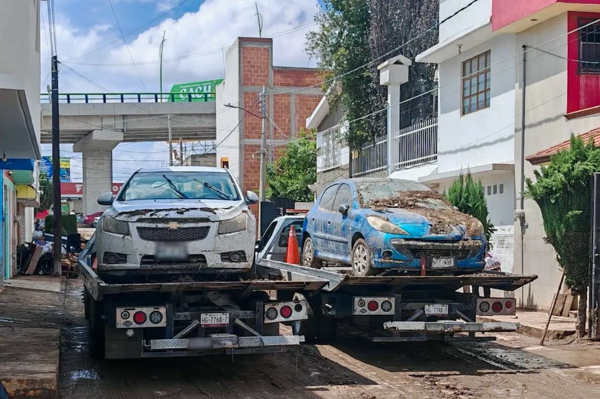 Pachuca: tras lluvias, retiran autos dañados y realizan limpieza en el Fraccionamiento Progreso y estas colonias