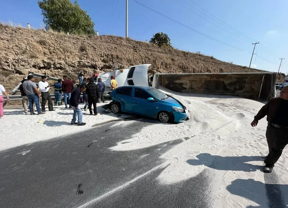 Fuerte accidente en la Carretera México-Tuxpan: tráiler vuelca cerca de la Autopista Arco Norte