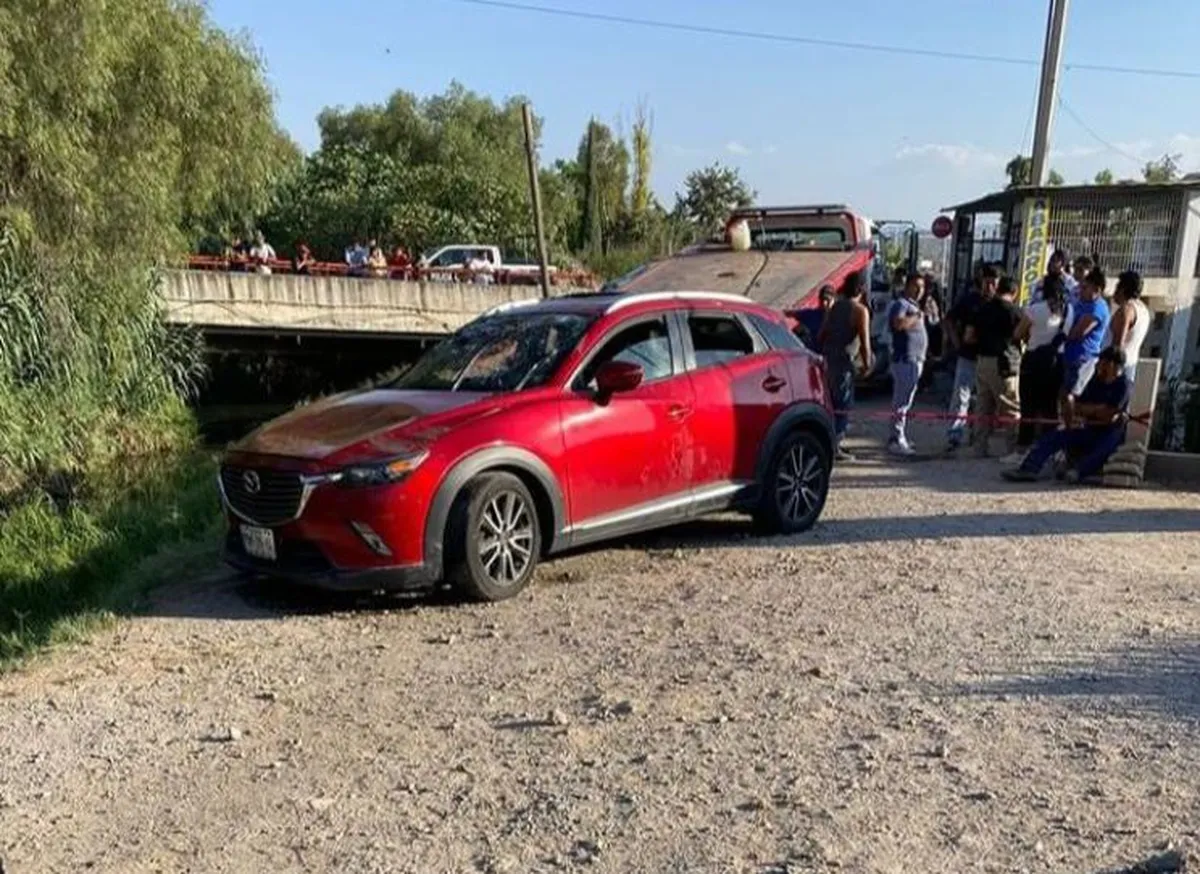 Tula: muere padre e hija al caer su auto en canal de aguas negras