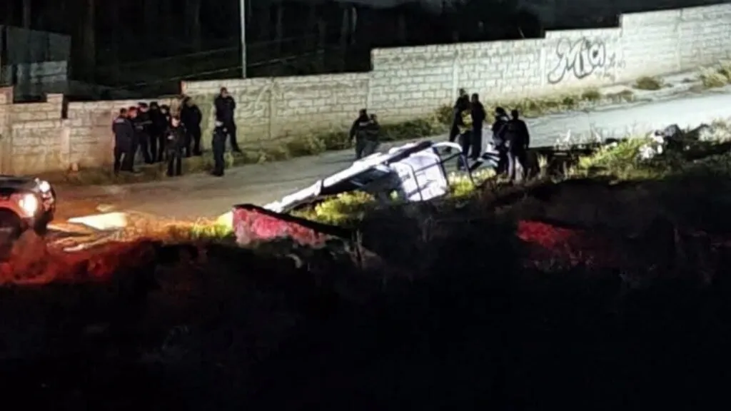 Patrulla termina dentro de una canaleta en Mineral de la Reforma; hay dos policías heridas
