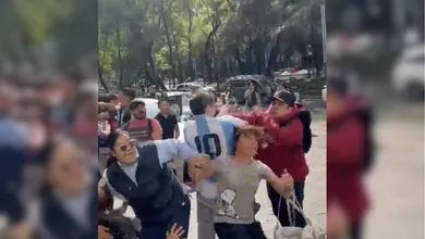 Del festejo al enfrentamiento. La victoria de España terminó con un altercado entre aficionados en Paseo de la Reforma.