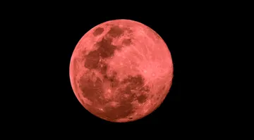 La Luna de Fresa 2025 brillará la madrugada del miércoles 11 de junio, marcando el fin de la primavera y el inicio de la temporada de cosechas.
