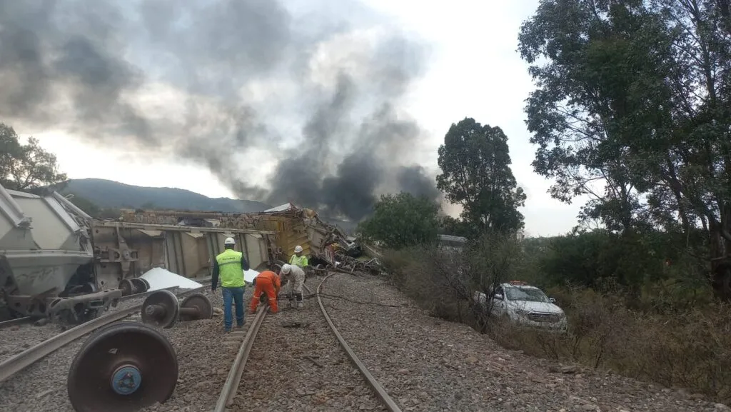 Investigan descarrilamiento de tren en Tepetitlán; un hombre continúa desaparecido