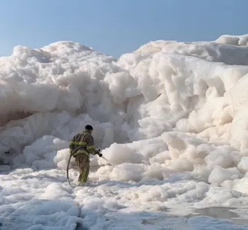 Espuma tóxica obliga cierre en carretera de Hidalgo; continúan labores de emergencia