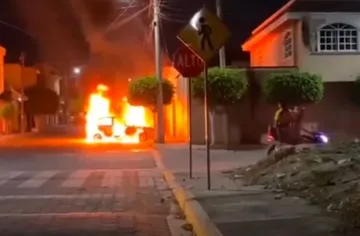 Turba de vecinos quema casa de agresores de joven comerciante en Tehuacán