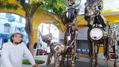José Ramírez transforma la chatarra en arte metalizado