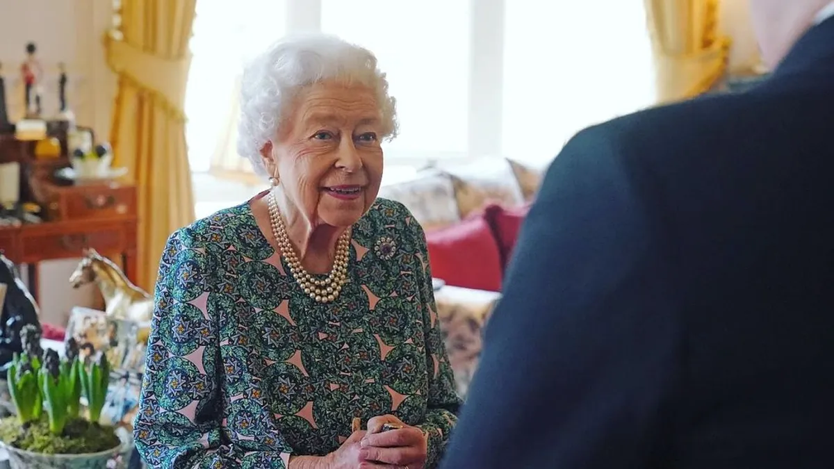 Reina Isabel II da positivo a Covid, con síntomas “leves”