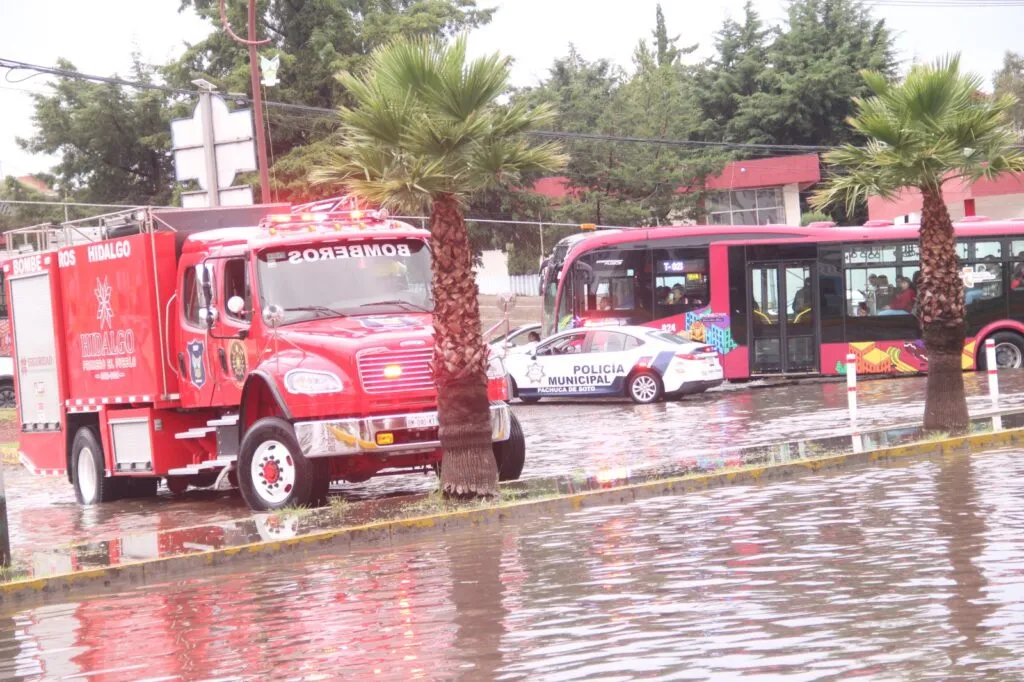 Lluvias colapsan vialidades en Pachuca; reportan inundaciones y tráfico intenso