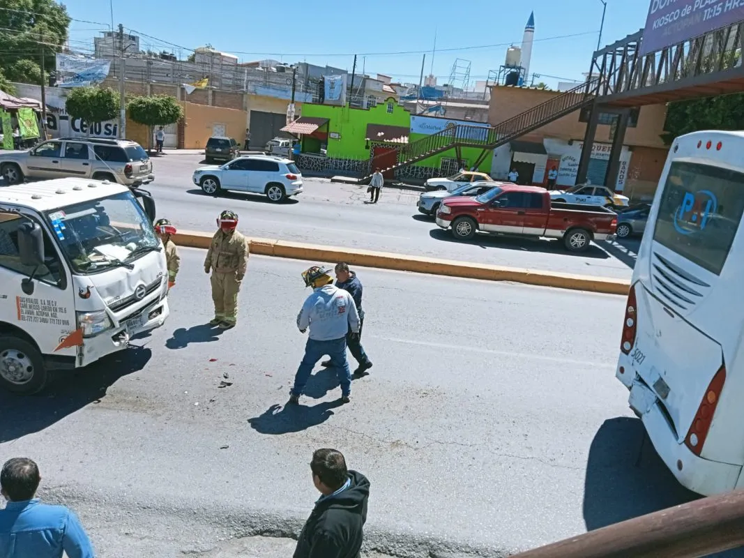 Se impactan pipa de gas y autobús de pasajeros en Actopan, hay dos lesionados