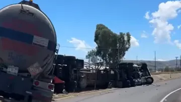 Pipa de combustible volcada sobre la carretera México-Tuxpan en Tulancingo.