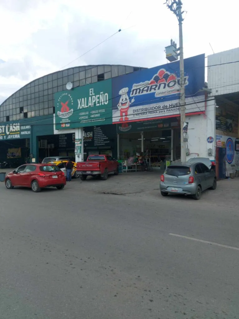 Comercios ocupan banquetas en Tizayuca y vecinos piden operativos