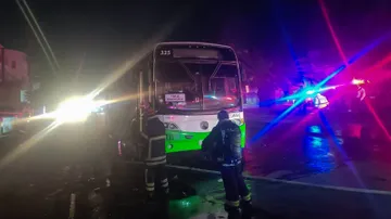 Reportan autobús en llamas sobre el bulevar Colosio; cuerpos de emergencia actuaron de inmediato. Aquí lo que ocurrió.