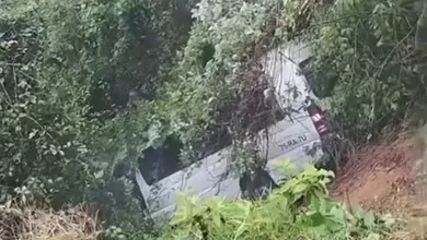 Unidad de transporte caída en pendiente