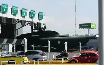 Se atora helicóptero sobre la autopista México-Pachuca