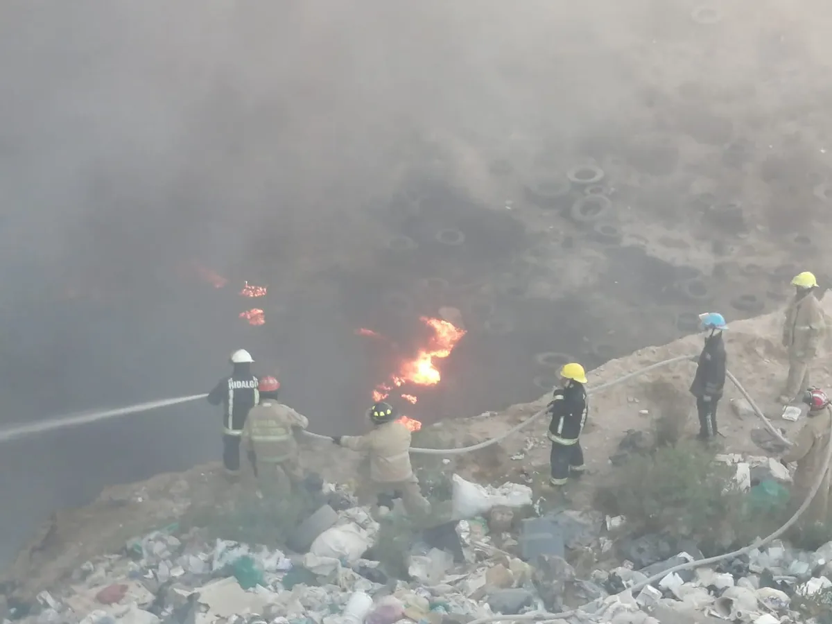 Sofocan incendio de neumáticos abandonados en La Calera