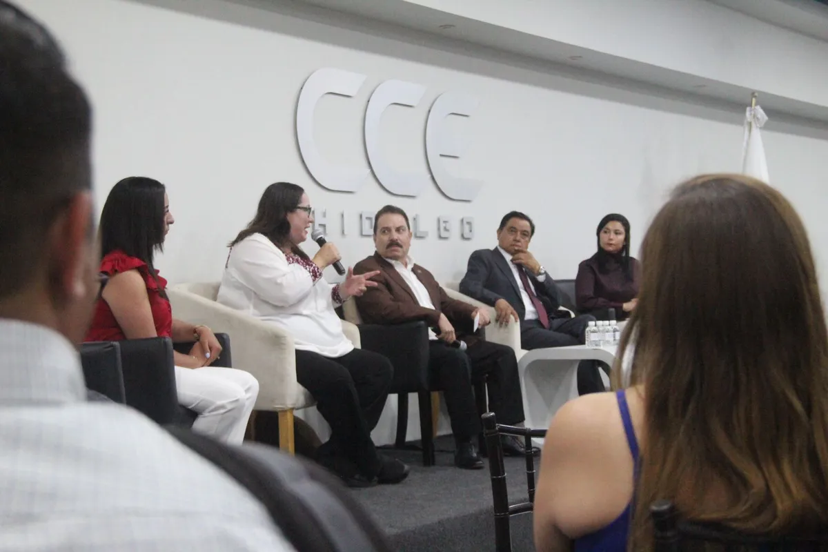 Candidatos de Morena y MC sostienen encuentro con empresarios