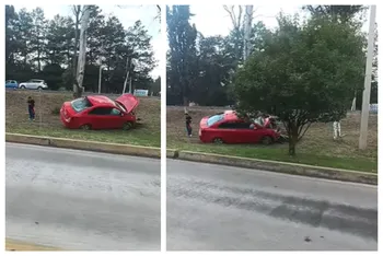Pachuca: auto se sale del camino y choca contra árbol en el bulevar Felipe Ángeles