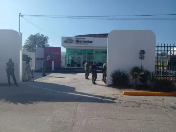 Docentes jubilados y homologados protestan en Cuautepec; entregarán escrito a AMLO