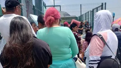 Adultos mayores, embarazadas y niños permanecen horas a la intemperie mientras esperan atención médica en Tizayuca.