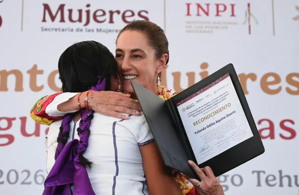 Mujeres indígenas durante evento de reconocimiento en Oaxaca