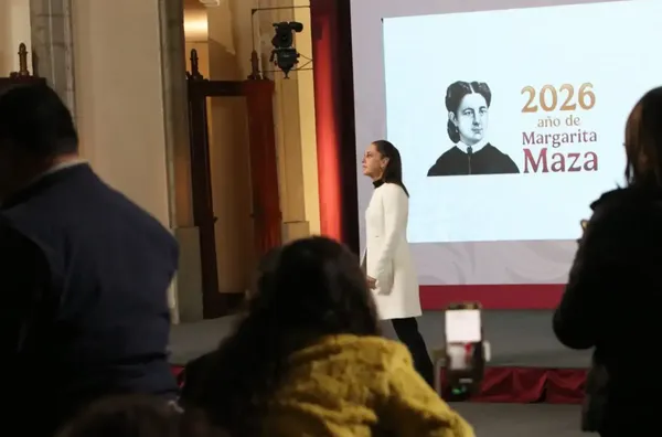 Momento en el que empiezan a desalojar el Salón Tesorería donde la presidenta Sheinbaum encabezaba su conferencia de este viernes 2 de enero, debido al sismo de esta mañana. Imagen tomada de la transmisión en vivo