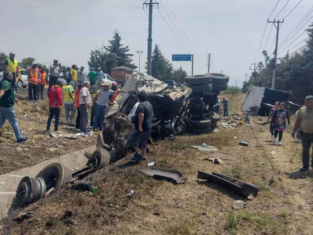 Tulancingo: Camión se queda sin frenos y vuelca en la bajada de San José; rescatan a chofer prensado