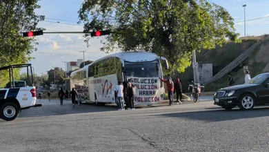 Estudiantes de El Mexe bloquean central de autobuses en Pachuca